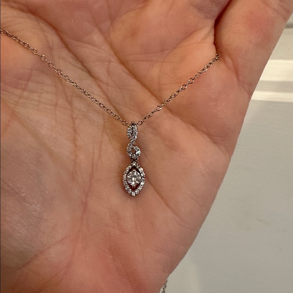 Elegant Silver Pendant Necklace